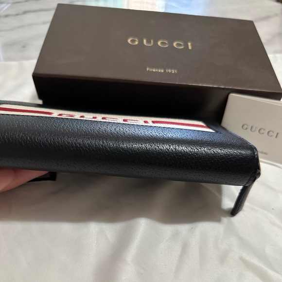 Brand New Unisex Authentic Gucci hand wallet ❤️ - Picture 2 of 4